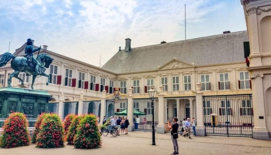 Máxima da Holanda em passeio de bicicleta visita museu.