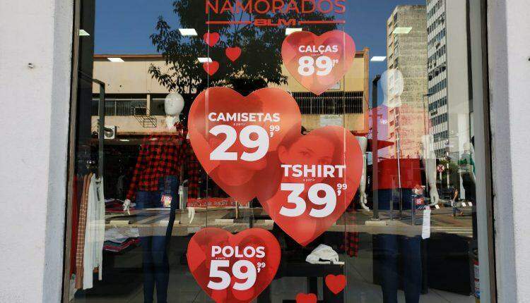 Com pandemia, lojistas apostam em promoções para tentar 'salvar' Dia dos Namorados
