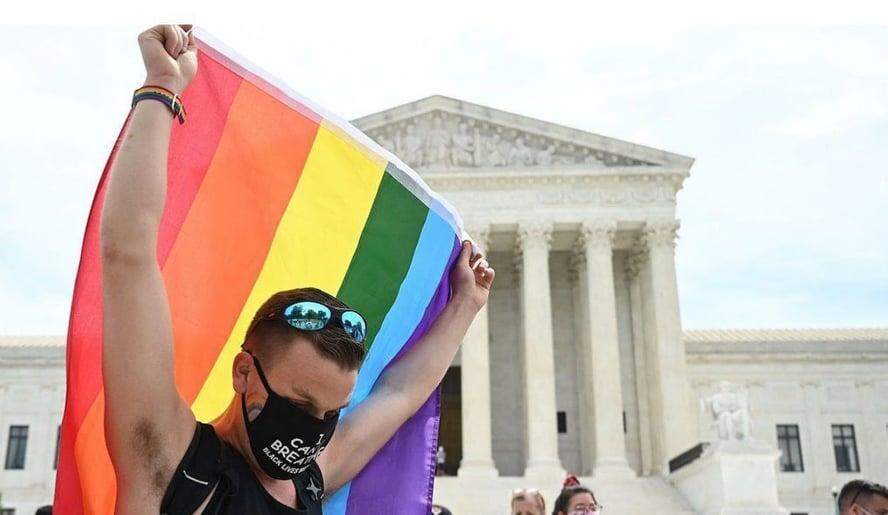 Suprema Corte dos EUA diz que é ilegal demitir funcionário por sua orientação sexual.