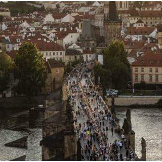 População de Praga comemora fim do isolamento com jantar em mesa de 500 metros.