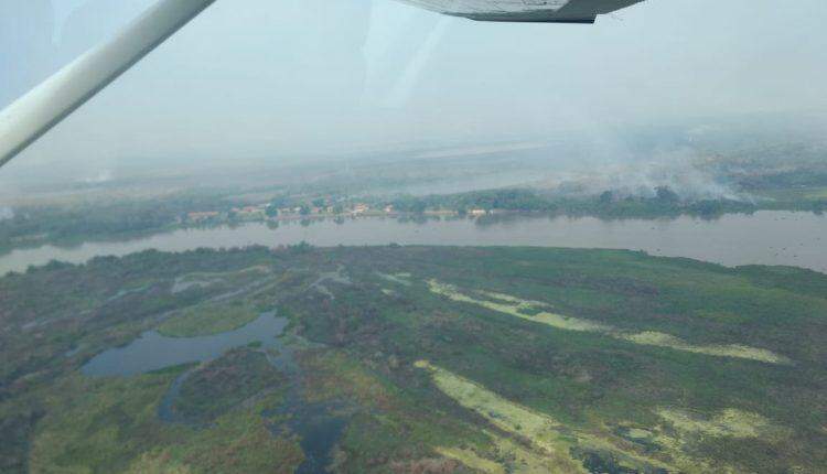 FOTOS: Bombeiros identificam foco de incêndio em margem do Rio Paraguai