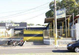 ‘Campeã’ de reclamações, serralheria de Campo Grande promete entregar encomendas após protesto de clientes