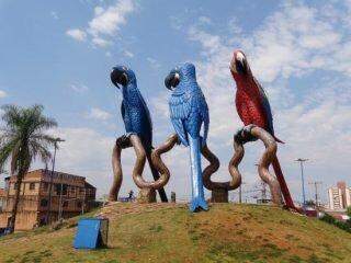 Arara gigante de praça amanhece branca e chama a atenção em Campo Grande