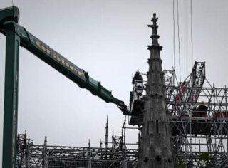 "Clima, tome medidas": o Greenpeace desafia o governo com uma faixa acima de Notre-Dame