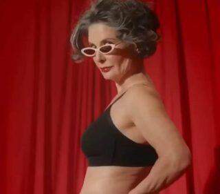 'Age Doesn’t Matter', marca destaca mulheres com + de 50 anos de lingerie, em campanha.