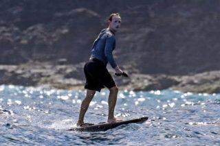 Pranchas de surf de Mark Zuckerberg no Havaí com muito protetor solar