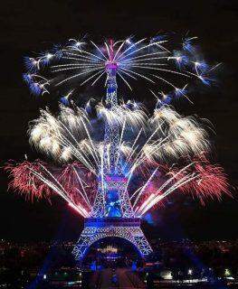 Fogos de artifício iluminaram o céu sobre Paris em comemoração ao Dia da Bastilha.