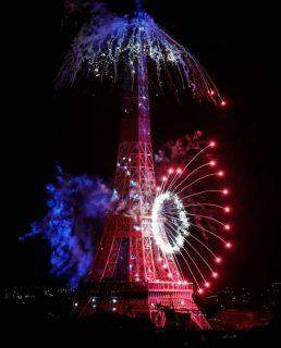 Fogos de artifício iluminaram o céu sobre Paris em comemoração ao Dia da Bastilha.