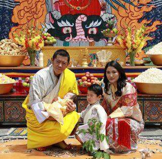 Rei e rainha do Butão revelaram o nome do filho de quatro meses, Jigme Ugyen Wangchuck.