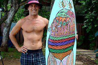 Lenda do surfe, Derek Ho morre aos 55 anos.