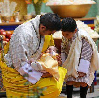 Rei e rainha do Butão revelaram o nome do filho de quatro meses, Jigme Ugyen Wangchuck.