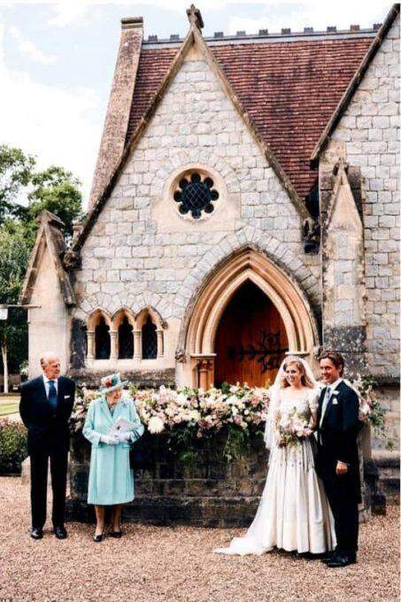 Família real divulga foto do casamento da Princesa Beatrice, neta da rainha Elizabeth II.