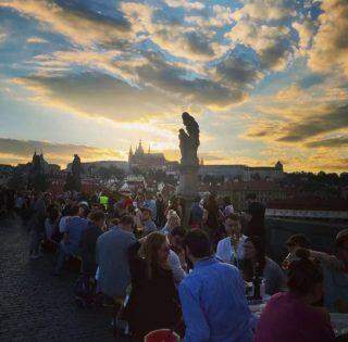 População de Praga comemora fim do isolamento com jantar em mesa de 500 metros.