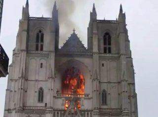 Bombeiros franceses controlam fogo na catedral de Nantes, na França.