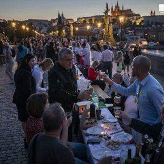 População de Praga comemora fim do isolamento com jantar em mesa de 500 metros.