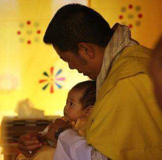 Rei e rainha do Butão revelaram o nome do filho de quatro meses, Jigme Ugyen Wangchuck.