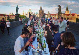 População de Praga comemora fim do isolamento com jantar em mesa de 500 metros.