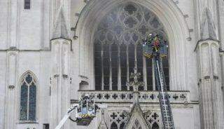 Bombeiros franceses controlam fogo na catedral de Nantes, na França.