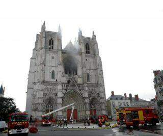 Bombeiros franceses controlam fogo na catedral de Nantes, na França.