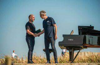 Andrea Bocelli se apresenta para 'plateia' de bandeiras na Itália