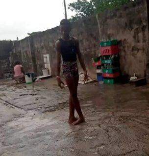 Vídeo de menino nigeriano dançando descalço na chuva viraliza