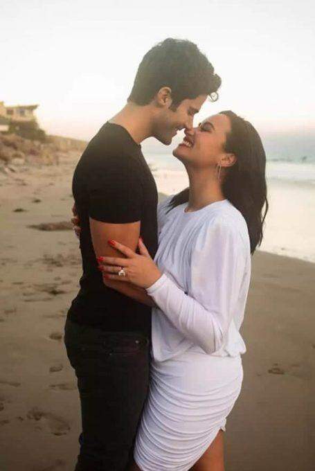 Em post mais doce do Instagram ,Demi Lovato revela que está noiva do ator Max Ehrich.