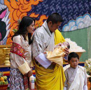 Rei e rainha do Butão revelaram o nome do filho de quatro meses, Jigme Ugyen Wangchuck.