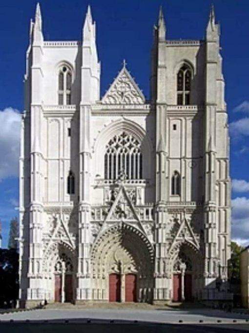 Bombeiros franceses controlam fogo na catedral de Nantes, na França.