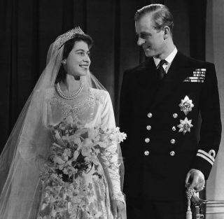 Princesa Beatrice se casa com vestido do acervo de Rainha Elizabeth II