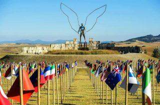 Andrea Bocelli se apresenta para 'plateia' de bandeiras na Itália