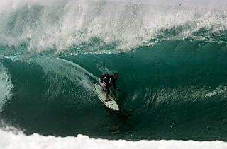 Lenda do surfe, Derek Ho morre aos 55 anos.