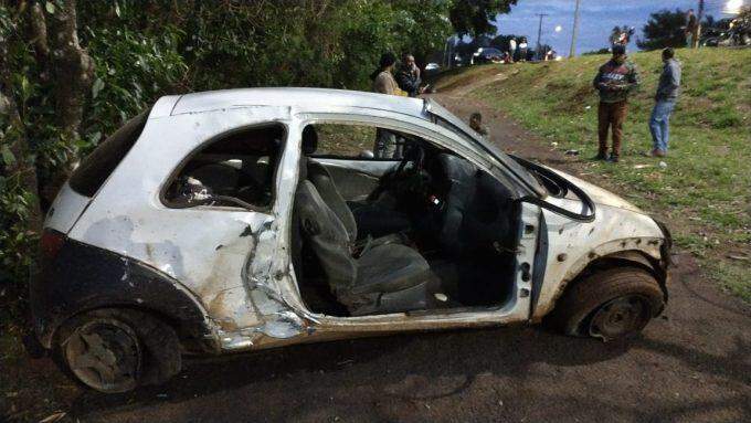 Carro atravessa canteiro, bate em árvore e capota na Lúdio Martins Coelho