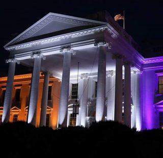 Sites de DC e EUA iluminaram em roxo e dourado para celebrar 100 anos do direito das mulheres de votar.