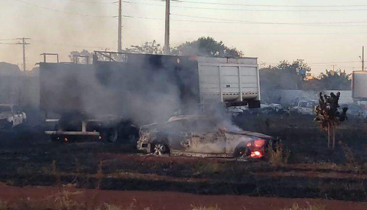VÍDEO: Incêndio destruiu 80 veículos que seriam leiloados e suspeita é fogo tenha começado de fora