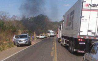 Dois morrem carbonizados após carro capotar e colidir em caminhão na BR-158