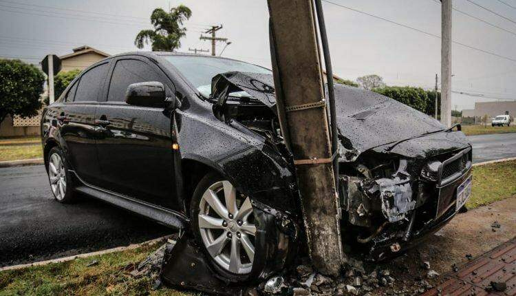 VÍDEO: motorista perde controle, bate em poste que fica pendurado no Tiradentes