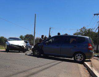Acidente com três veículos deixa trecho da Avenida Três Barras interditado