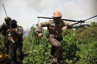 Bombeiros são socorridos em aeronaves após ficarem rodeados por fogo no Pantanal
