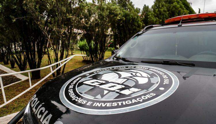 Abalados, familiares e amigos se despedem de policial assassinado a tiros em Campo Grande