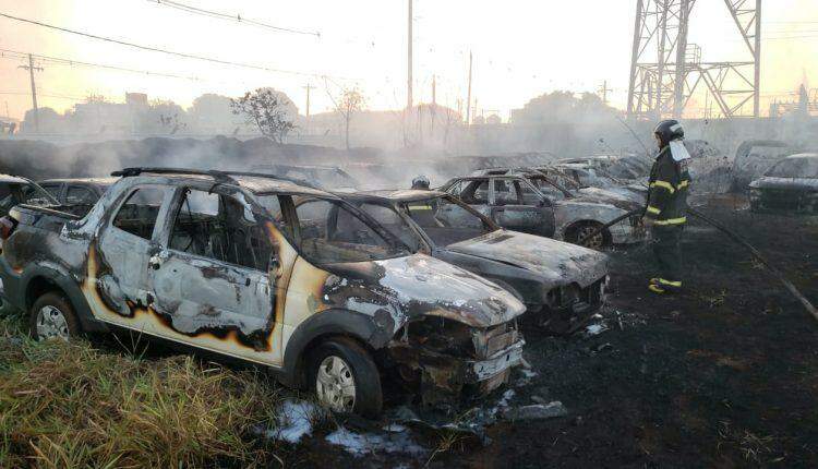 VÍDEO: Incêndio destruiu 80 veículos que seriam leiloados e suspeita é fogo tenha começado de fora