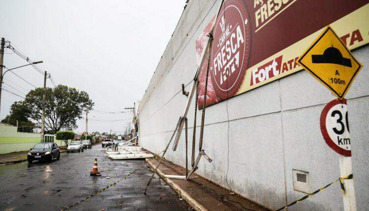 Chuva e vendaval derrubam placas e destroem fachada de atacadista no Parati