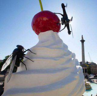 Chantilly coberto com uma mosca e um drone é a mais recente escultura da Trafalgar Square