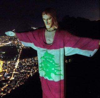 Bandeira do Libano é projetada no Cristo Redentor em homenagem a vítimas em Beirute