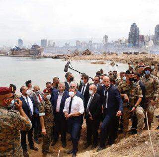 Macron visita devastada Beirute e cobra reformas no Líbano