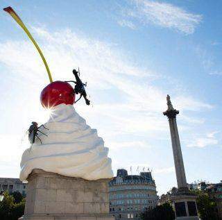 Chantilly coberto com uma mosca e um drone é a mais recente escultura da Trafalgar Square