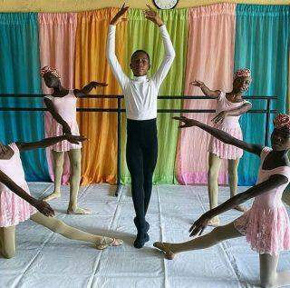 Dançarino nigeriano de 11 anos recebe bolsa de estudos nos EUA