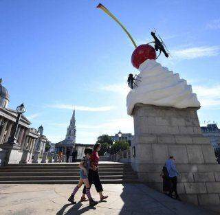 Chantilly coberto com uma mosca e um drone é a mais recente escultura da Trafalgar Square