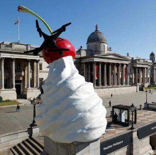 Chantilly coberto com uma mosca e um drone é a mais recente escultura da Trafalgar Square