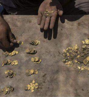 Jovem encontra 425 moedas de ouro com mais de 1.100 anos em Israel