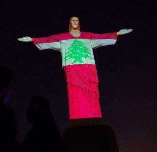 Bandeira do Libano é projetada no Cristo Redentor em homenagem a vítimas em Beirute